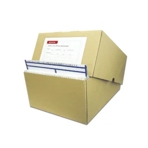 Box aus Karton zur Archivierung von Karteikarten, der Karton ist leicht geöffnet und eine blaue Karteikarte schaut leicht heraus.