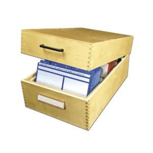 Karteibox aus Holz mit Deckel, der leicht geöffnet ist. Man kann in der Box blaue und rote Karteikarten sehen.
