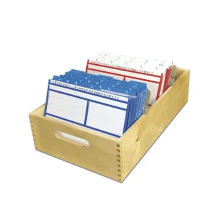 Karteibox aus Holz ohne Deckel, in der einige blaue und rote Karteikarten liegen,