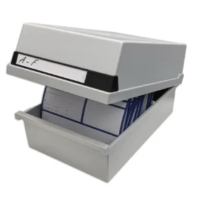 Große Karteibox im mit 36 cm Tiefe aus grauem Plastik und geöffnetem Deckel, im Inneren der Box sind Karteikarten mit blau bedruckten Rändern verstaut.