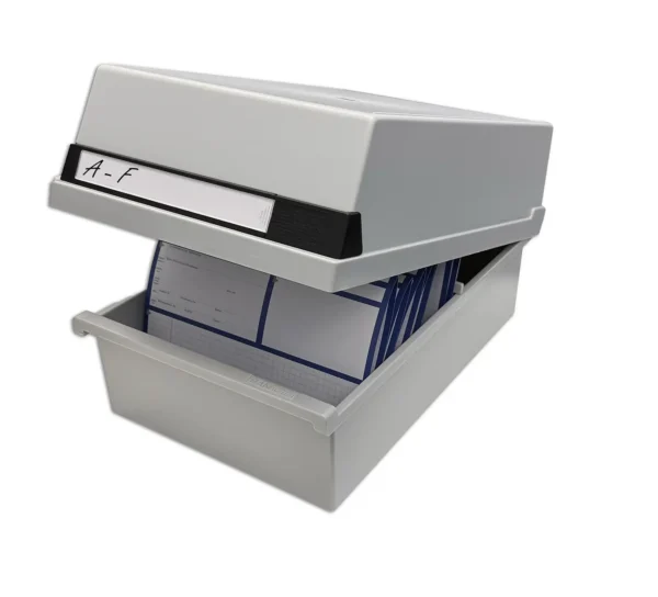 Große Karteibox im mit 36 cm Tiefe aus grauem Plastik und geöffnetem Deckel, im Inneren der Box sind Karteikarten mit blau bedruckten Rändern verstaut.