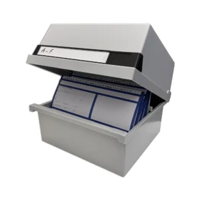 Mittelgroße Karteibox mit 24 cm Tiefe aus grauem Plastik und geöffnetem Deckel, im Inneren der Box sind Karteikarten mit blau bedruckten Rändern verstaut.