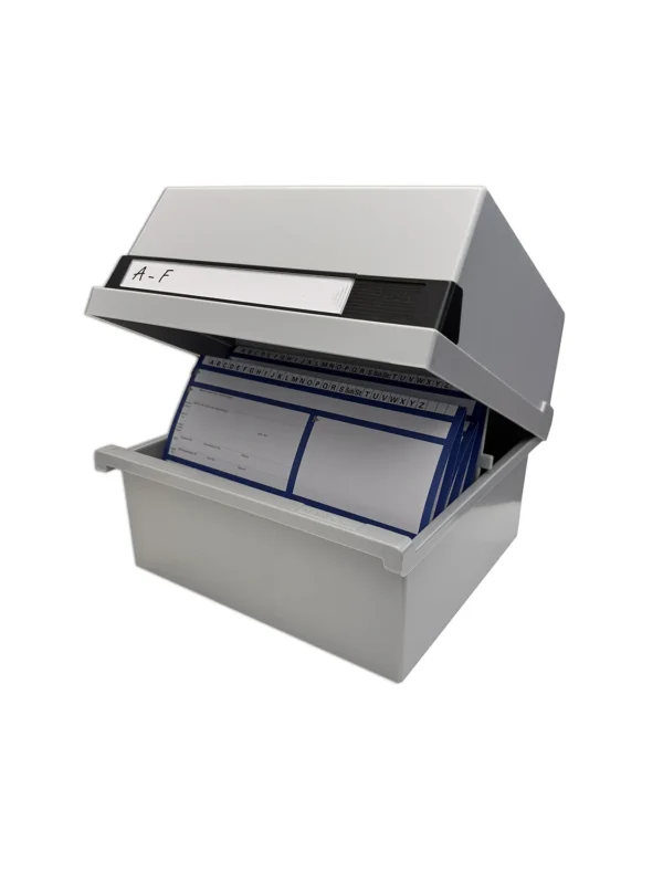 Mittelgroße Karteibox mit 24 cm Tiefe aus grauem Plastik und geöffnetem Deckel, im Inneren der Box sind Karteikarten mit blau bedruckten Rändern verstaut.