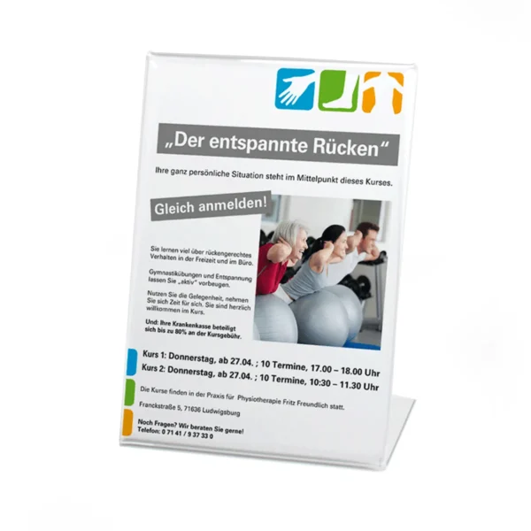 Aufsteller aus transparentem Kunststoff im A4-Format, in dem ein beispielhaftes Infoblatt "Der entspannte Rücken" mit Kursterminen eingespannt ist.