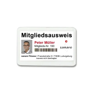 Beispielhafter Mitgliedsausweis für Peter Müller mit Bild von einem lächelnden Mann mit Brille in einer transparenten Schutzhülle.