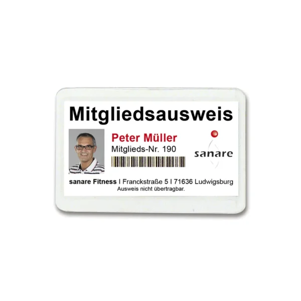 Beispielhafter Mitgliedsausweis für Peter Müller mit Bild von einem lächelnden Mann mit Brille in einer transparenten Schutzhülle.