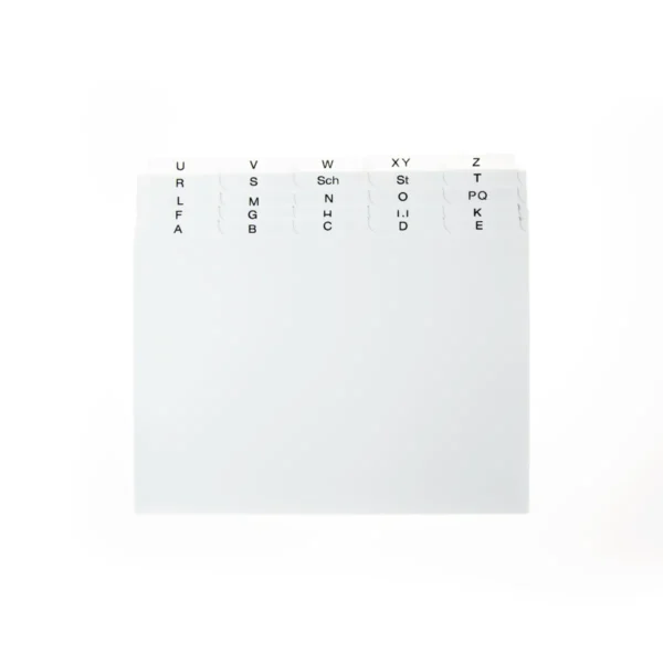 Registerkarten aus Kunststoff in weiß mit einem Register mit schwarzen Buchstaben (von A-Z)