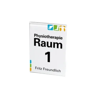 Halter für ein Türschild aus transparentem Kunststoff im Format DIN A6 in der beispielhaft eine Beschriftung mit "Physiotherapie Raum 1 Fritz Freundlich" steckt.